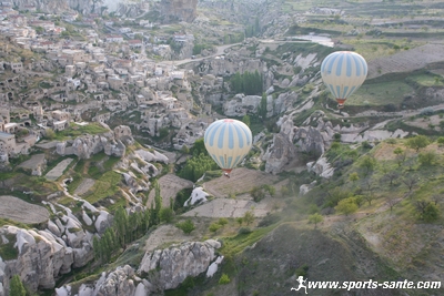 image aérienne de la Cappadocce en montgolfière
